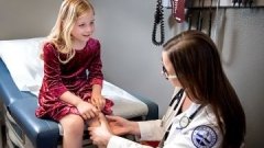 doctor examining child's knee