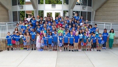 Kids of MWU community take a group picture.