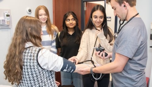 AZ high school students learn to use a stethescope