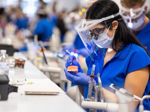 Dental student in Simulation lab