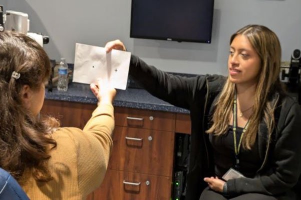 Attendees hold a paper and conduct the blind spot test.