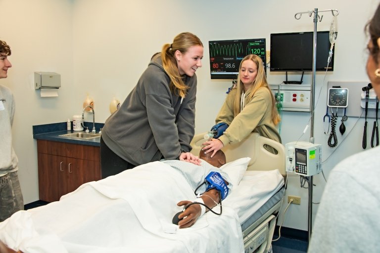 IL high school students learn how to resuscitate