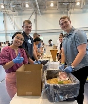 Midwestern University Glendale Class of 2029 volunteers at Meals for Hope.