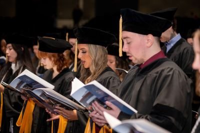 Graduates recite the Health Sciences Oath 